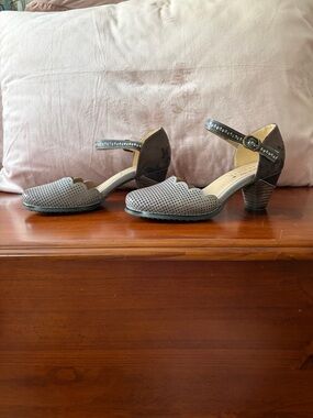Never Worn!! Ombre Gray/Brown  Scallop Toe Ankle Strap Heels